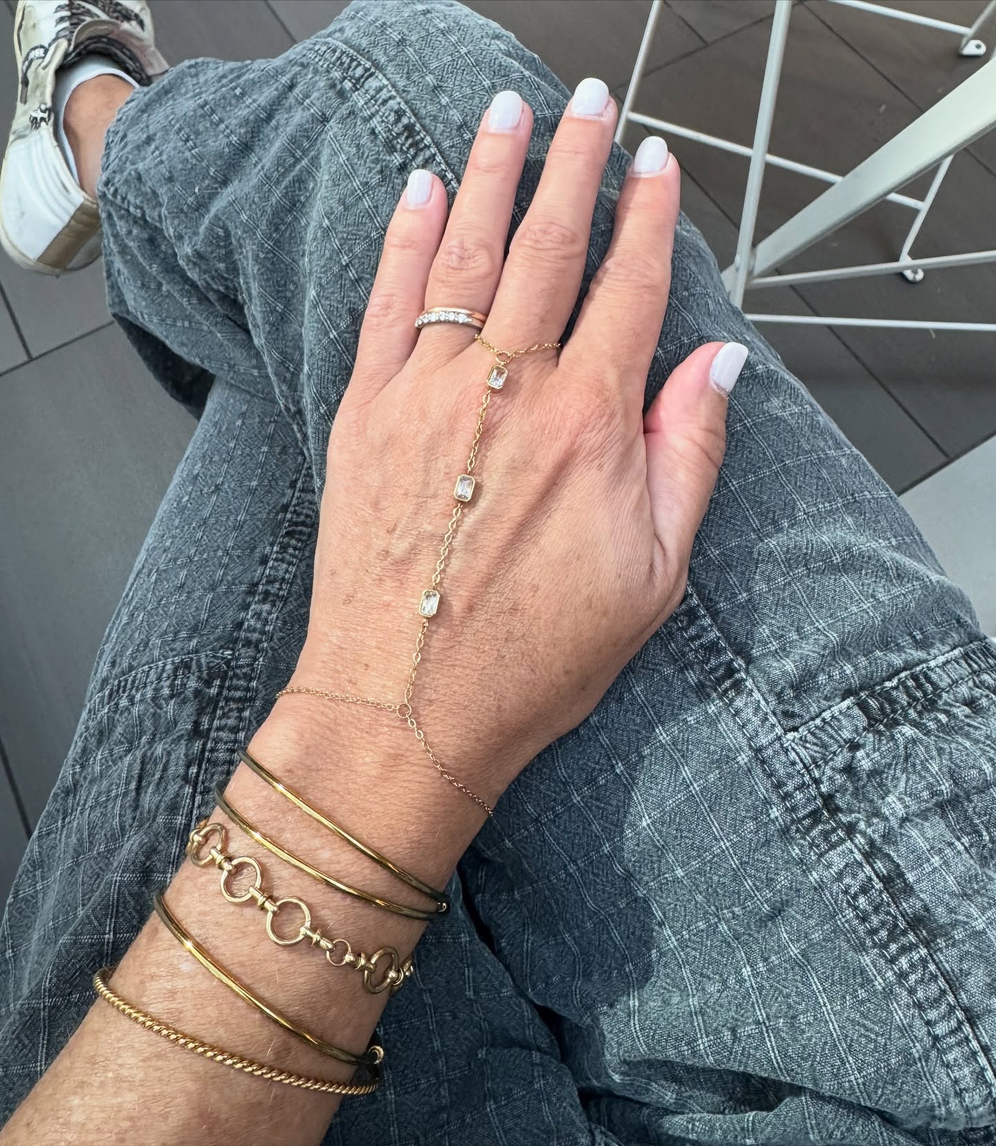 Showing some love for the HAND CHAIN trend!! ✨#mytwocentsofstyle #handchain